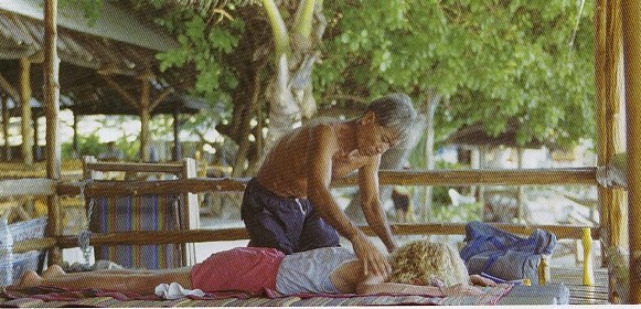 Traditionell Thailndische Heilmassage,
                Daumendruck